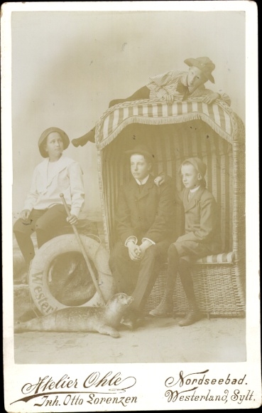 Cabinet Photo Westerland on Sylt, group of children with beach chair, seal, photographer Ohle, Otto Lorenzen
