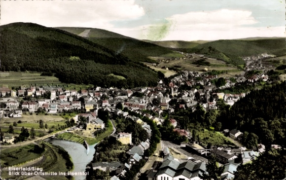Ak Eiserfeld Siegen in Westfalen, Blick über Ortsmitte, Eiserfeld/Sieg, Berge im Hintergrund
