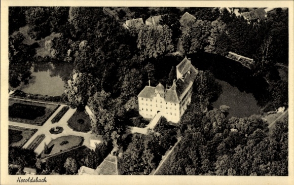 Ak Thurn Heroldsbach in Oberfranken, Luftaufnahme von Wasserschloß Thurn, umgeben von Natur, fran
