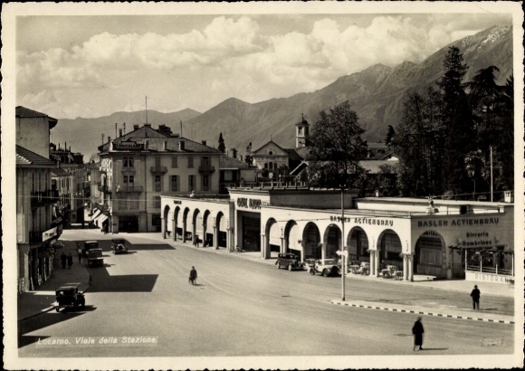 KP Locarno Canton Ticino Szwajcaria, Viale della Stazione, budynki, góry w tle