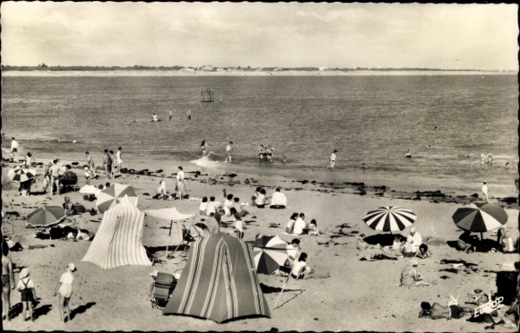 Postcard La Grière La Tranche sur Mer Vendée, beach with parasols, bathers, water in the background