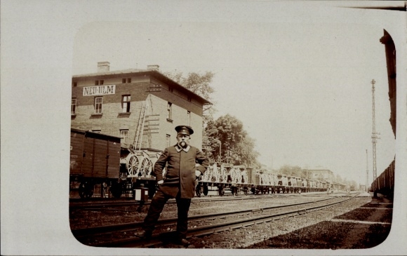Foto Ak Neu Ulm in Schwaben, Bahnhof, Eisenbahn, verladene Armee-Fuhrwerken, Mann in Uniform