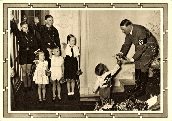 Ganzsachen Ak Kinder begrüßen Adolf Hitler, Blumenstrauß, Propaganda, Hitlerjugend, BDM