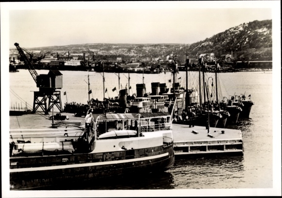 Photo Outpost boats of the German Navy occupy all important ports and shipping lanes