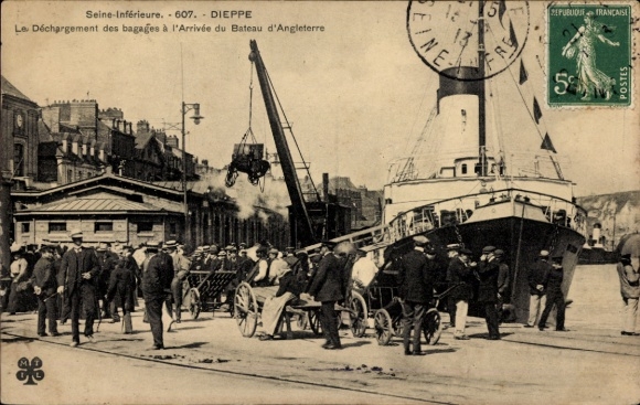 Ak Dieppe Seine Maritime, Hafenansicht, Menschen, Gepäck, Schiff, Kran, Uhr