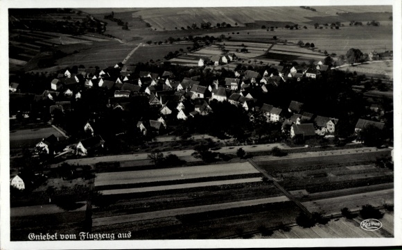 Ak Gniebel Tübingen am Neckar, Luftaufnahme von  viele Dächer, landwirtschaftliche Felder