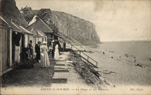 Postcard Berneval sur Mer Seine Maritime, beach, cabins, cliffs