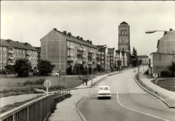 Ak Anklam in Mecklenburg-Vorpommern, stadsgezicht, Peenstraße, woongebouw, klokkentoren, straat, auto