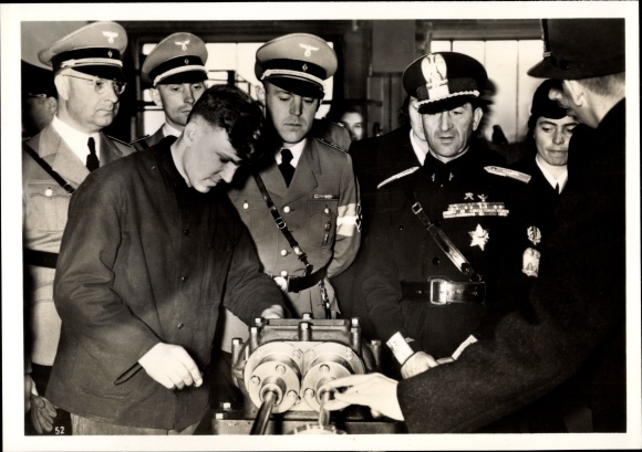 Photo DAF apprentice workshop, Colonel Bodini with HJ staff leader Lauterbacher, February 1940, II WW
