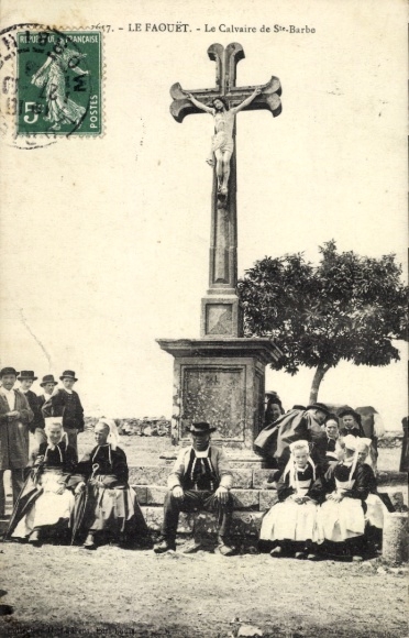 Postcard Le Faouët Morbihan, crucifixion scene, villagers, tree, monument,
