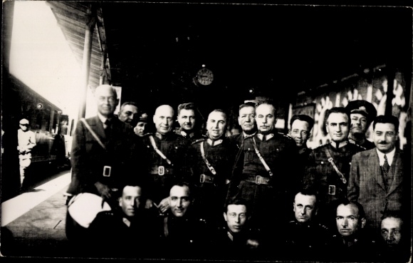 Photo Postcard Türkiye, Turkish soldiers at a train station 1937