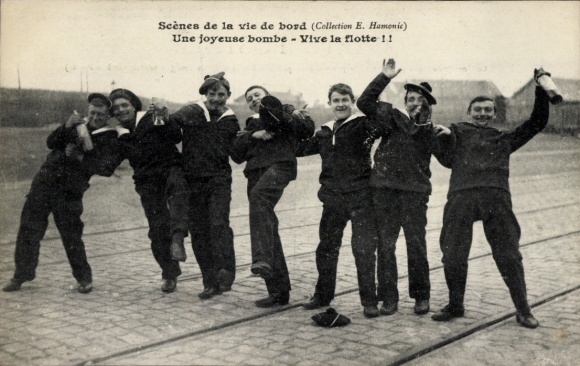 CPA Scènes de la vie de bord, Une joyeuse bombe, Vive la flotte