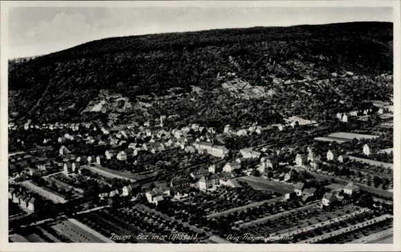 Ak Zewen Trier an der Mosel, Luftaufnahme von Zewen, Häuser, Landschaft, Berg im Hintergrund