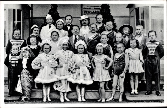 Postcard CH Schäfers Circus Stadt Liliput, costumes, group photo, midgets