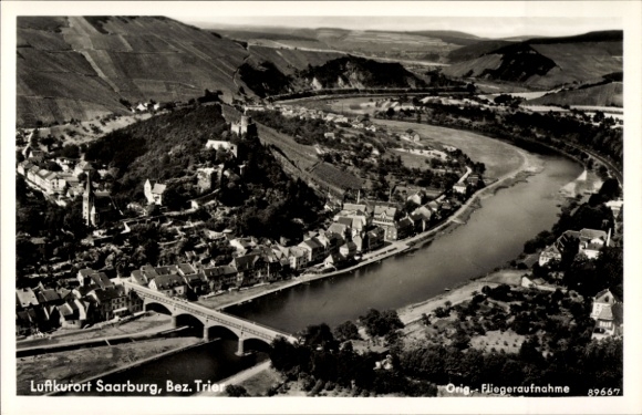 Ak Saarburg an der Saar Bezirk Trier, Luftaufnahme von  Saarfluss, Stadtansicht, Landschaft