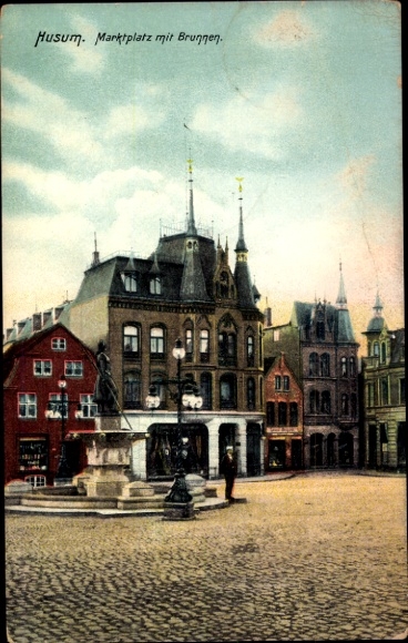 Ak Husum in Nordfriesland,  Marktplatz mit Brunnen,  Gebäude, Statue, schöne Architektur