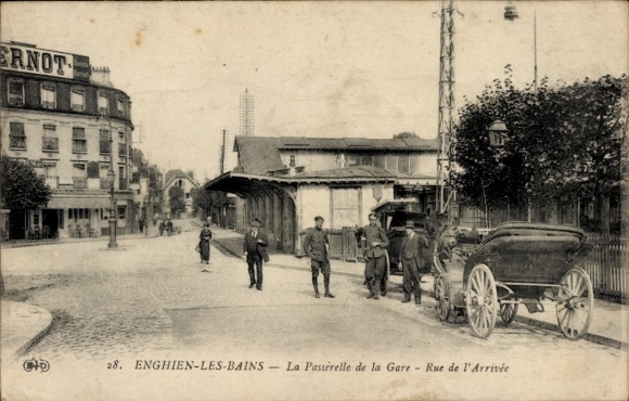 CPA Enghien-les-Bains Val d'Oise, La Passerelle de la Gare, Rue de l'Arrivée