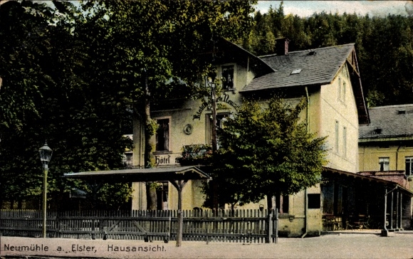 Ak Neumühle an der Elster Greiz in Thüringen, Hotel Neumühle, Hausansicht, Mehrstöckiges Gebäude,