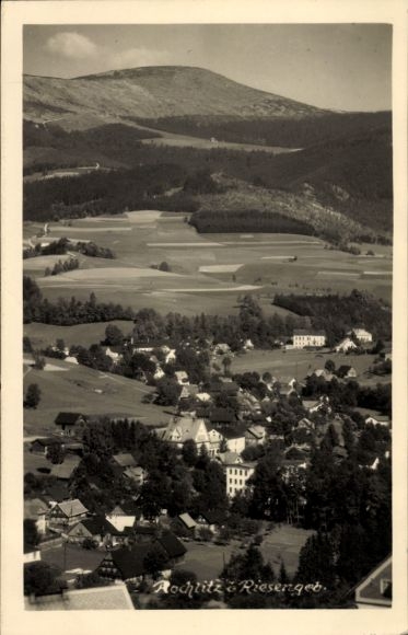 Ak Rochlitz an der Mulde Sachsen, Landschaftsaufnahme, Berge im Hintergrund, kleine Stadtansicht,