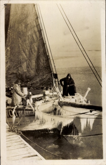 Photo Postcard Fishermen on board their icy sailing ship, harbor