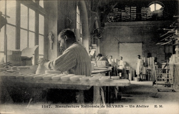 Postcard Sèvres Hauts de Seine, Manufacture Nationale de Porcelaine, Un Atelier