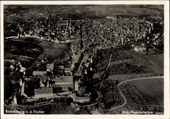 Ak Rothenburg ob der Tauber Mittelfranken, Luftaufnahme, Altstadt, Stadtmauer, Flüsse, Felder