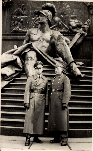 Photo Postcard Berlin, two Luftwaffe officers in front of the Kaiser Wilhelm National Monument, uniform coats