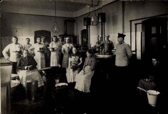 Foto Ak Nysa Neisse Schlesien, Soldaten beim Küchendienst, Frauen