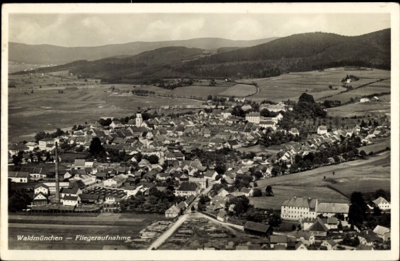 Ak Waldmünchen im Oberpfälzer Wald Bayern, Fliegeraufnahme von  Landschaft, Häuser, Kirche, Hügel