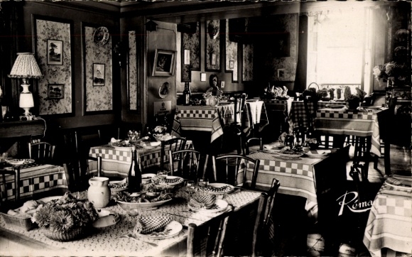 KP Bénodet Finistère, Restaurant de l'Océan, Maison Le Quinquis, widok na wnętrze, zastawione stoły