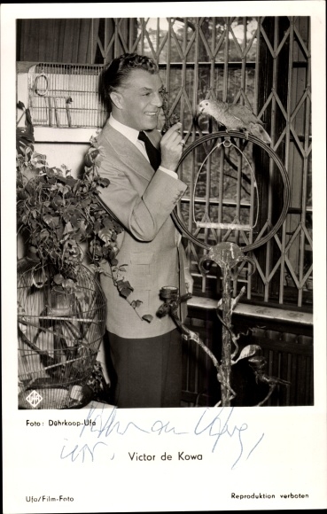 Postcard Actor Victor de Kowa, side portrait with parrot, Dührkoop Ufa, autograph