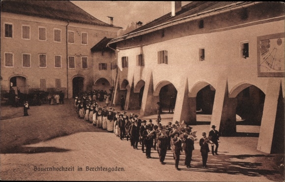 KP Berchtesgaden w Górnej Bawarii, chłopskie wesele, orkiestra marszowa, arkady