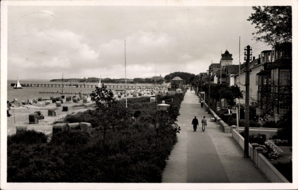 Ak Ostseebad Niendorf Timmendorfer Strand, Strandpromenade, Strandkörbe, Spaziergänger, Wolken am