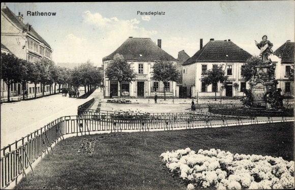 Ak Rathenow in Havelland, paradeplaats, monument