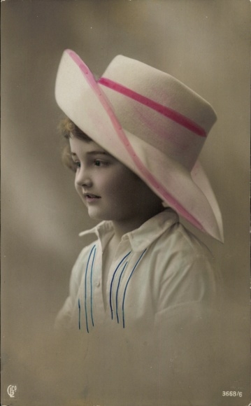 Dziewczyna z KP w kapeluszu, portret