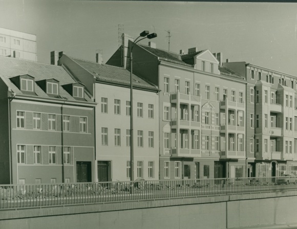 Photo Berlin Lichtenberg Alt Friedrichsfelde, Street of Liberation North 92, old building, new building