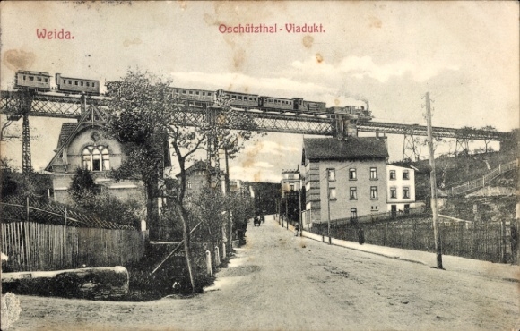 Ak Weida in Thüringen, Oschützthal-Viadukt, Bahnverkehr, alte Architektur