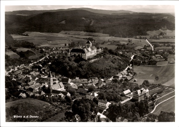 Ak Wörth an der Donau Oberpfalz Bayern, Luftaufnahme von Wörth, Schloss, Häuser, Landschaft
