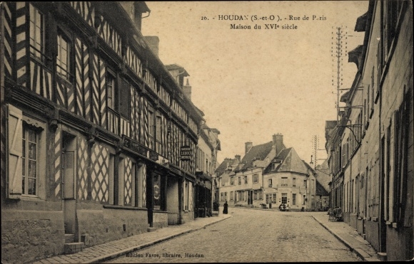 Postcard Houdan Yvelines, Rue de Paris, 16th century house