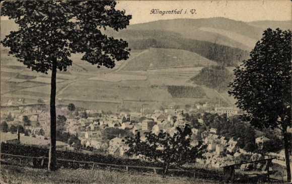 Ak Klingenthal in het Vogtland in Saksen, prachtig landschap, stadsgezicht van Klingenthal, bomen in de ...