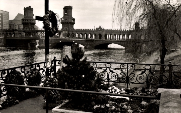 Ak Berlin Kreuzberg, Mahnmal, Oberbaumbrücke, Spree