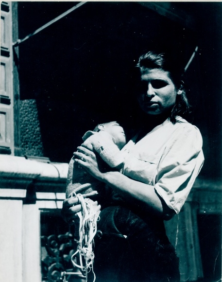 Photo Avignon Vaucluse, gypsy woman on the ramparts
