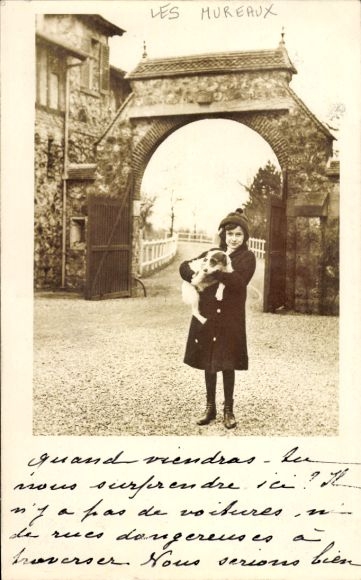 Ak Les Mureaux Yvelines, Junge mit Hund, Torbogen,  Architektur