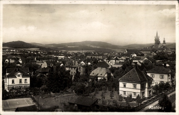 Ak Klatovy Klattau Region Pilsen, Panoramablick auf  Stadtansicht, Berge im Hintergrund