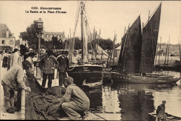 Postcard Concarneau Finistère, Bassin and Place d'Armes, boats and people in the harbor