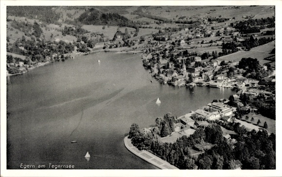 Ak Egern am Tegernsee Oberbayern, Luftaufnahme vom Tegernsee, Segelboote, Landschaft, Gebäude