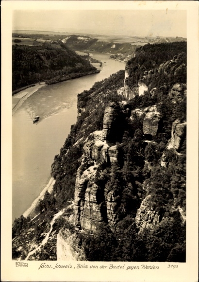 Ak Lohmen Sächsische Schweiz, Bastei, Blick von der Bastei gegen Wehlen, schroffe Felsen, Flus...