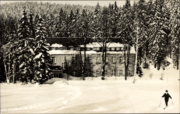 Ak Grünbach im Vogtland Sachsen, FDGB Erholungsheim Louis Müller, Winter, Skifahrer