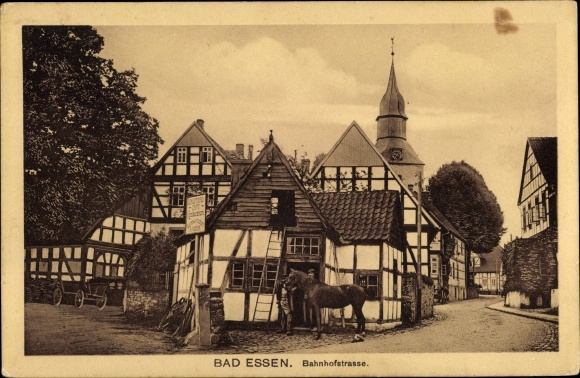 Ak Bad Essen in Nedersaksen, uitzicht op de Bahnhofstrasse, zaak A. Höger, vakwerkhuizen