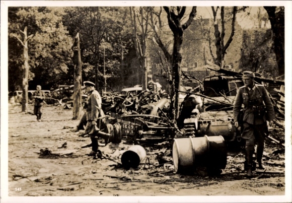 Foto Zerschossenes Kriegsgerät vor der Zitadelle von Boulogne, Wehrmacht Soldaten. Juni 1940